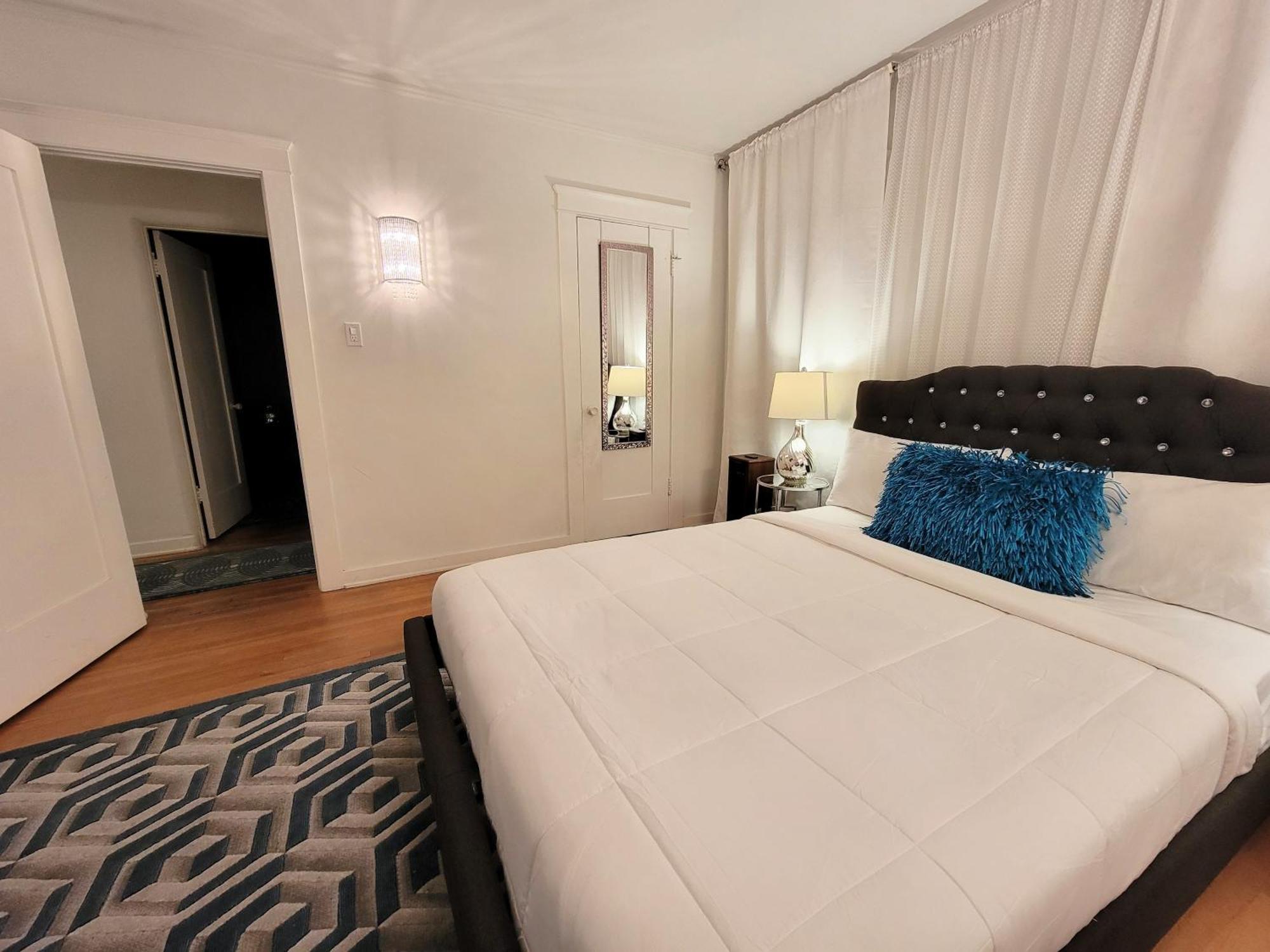 Ferienhaus Spacious 5br Private 5 Minutes To Rodeo Drive With Hot Tub Spacious Backyard Parking *